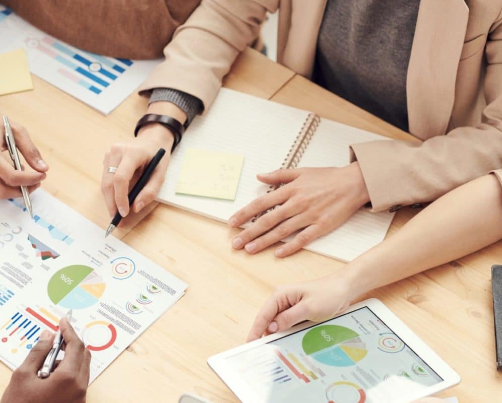En grupp som jobbar med Business intelligence